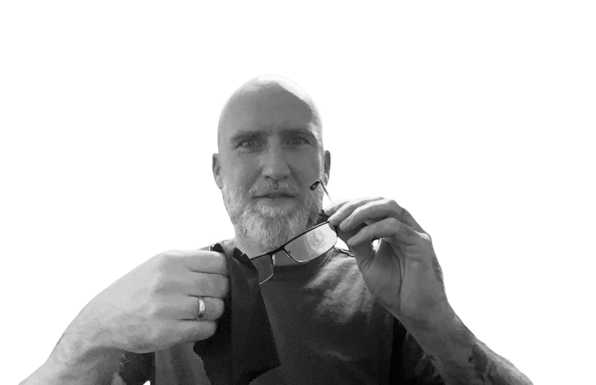 Andre reinigt die Brille für einen fokussierten Blick auf die Kennzahlen