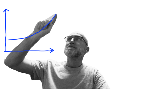 Andre malt ein exponentielle Entwicklungskurve mit dem Finger, um Skalierung zu symbolisieren.