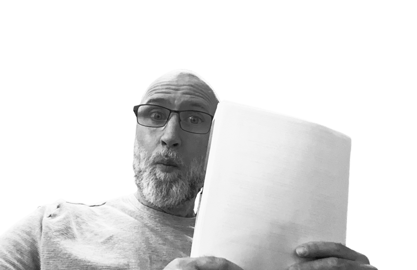 Andre guckt überrascht darüber, dass Online-Marketing nicht immer für kleine Unternehmen zu gebrauchen ist.