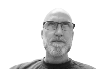 Andre rollt mit den Augen wegen der negativen Charaktereigenschaften mancher Gründer.