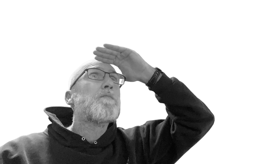 Andre schaut in die Ferne, um den Blickwinkel einer Unternehmensstrategie zu symbolisieren