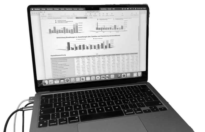 Laptop, das eine Kapitalflussrechnung zeigt, um auf die Wichtigkeit des Cashflows hinzuweisen